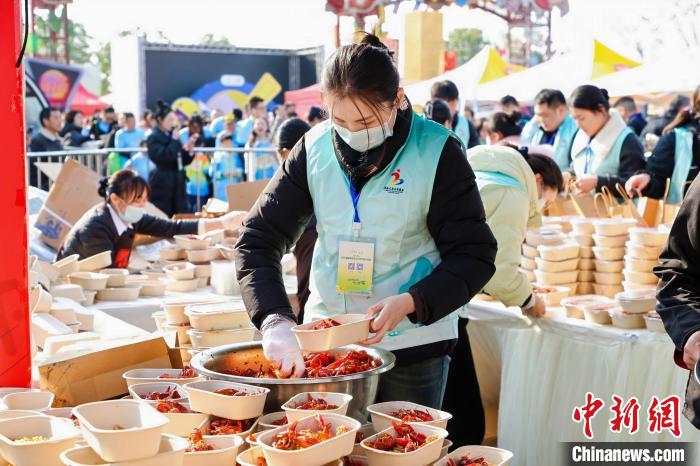 3500名跑友身着蓝色参赛服穿越湖南南县油菜花海