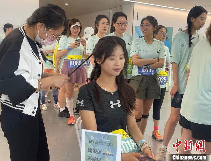 全球首届女子垂直马拉松在上海揭幕：横跨79至