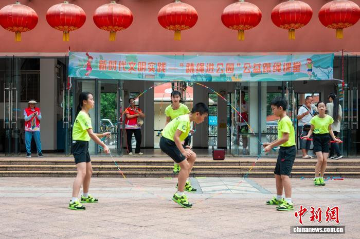 广州市黄埔区启动‘跳绳进公园’首场公益课：
