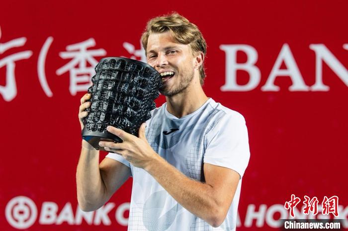 法国选手穆勒力克日本名将锦织圭，首夺ATP巡回