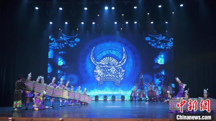 贵州杂技团莫斯科国际马戏节摘铜奖 《绣琳琅》