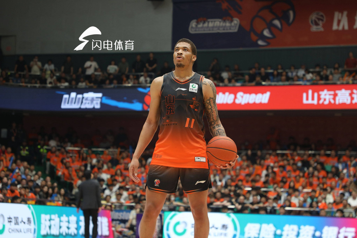 山东男篮力克辽宁晋级八强 邱彪高诗岩真情回应